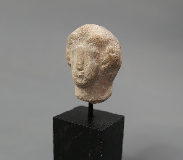 Tête féminine.