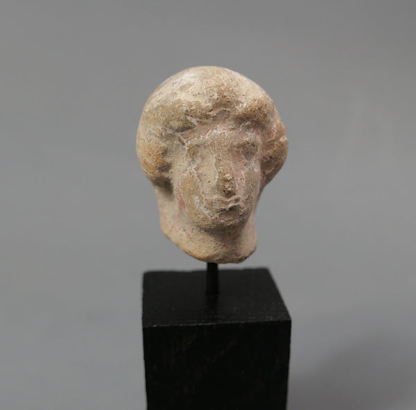 Tête féminine.