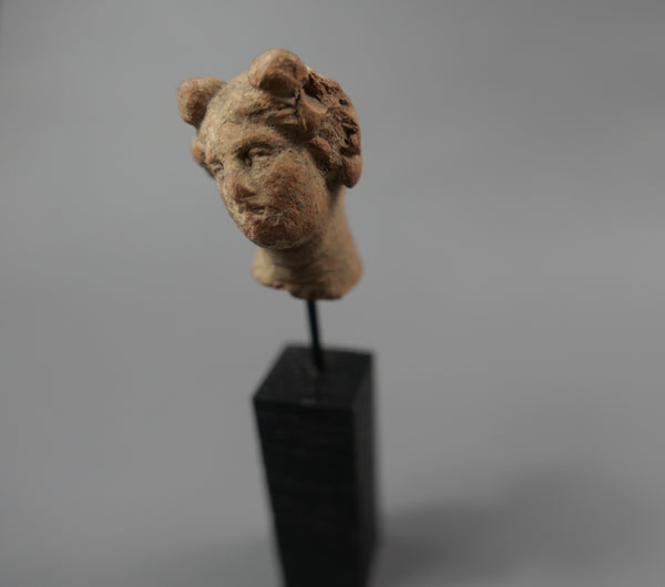 Tête féminine.