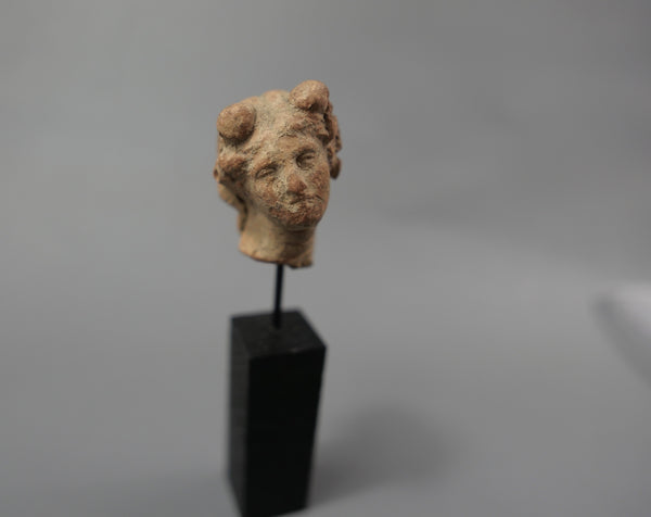 Tête féminine.