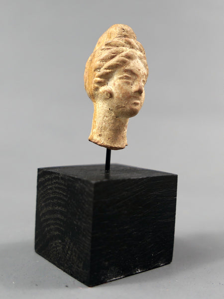 Tête féminine.