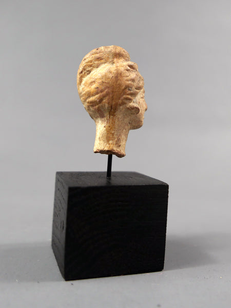 Tête féminine.