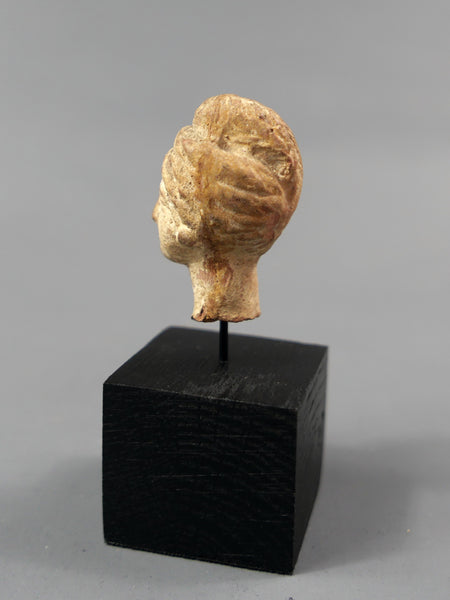 Tête féminine.