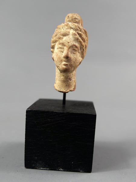 Tête féminine.
