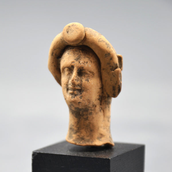 Tête féminine.