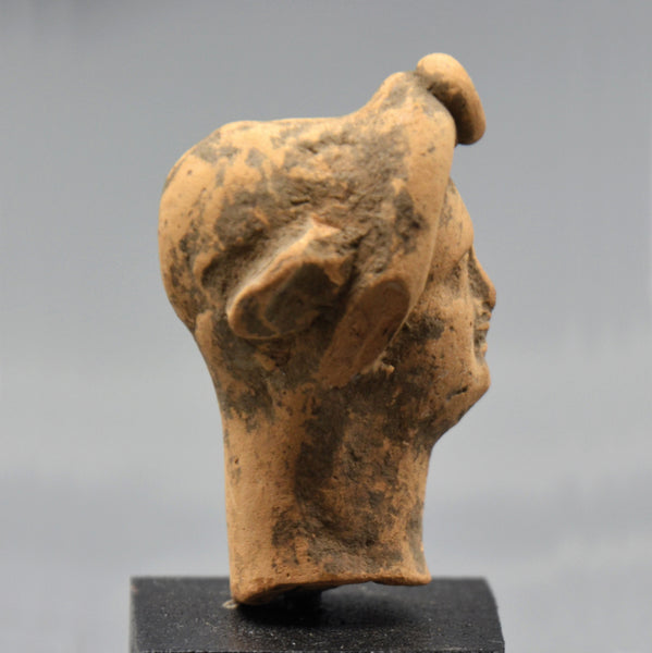 Tête féminine.