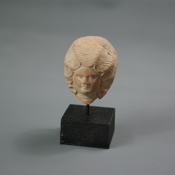 Tête féminine.