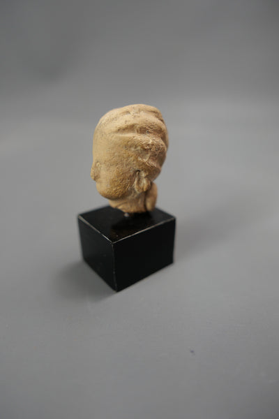 Tête féminine.